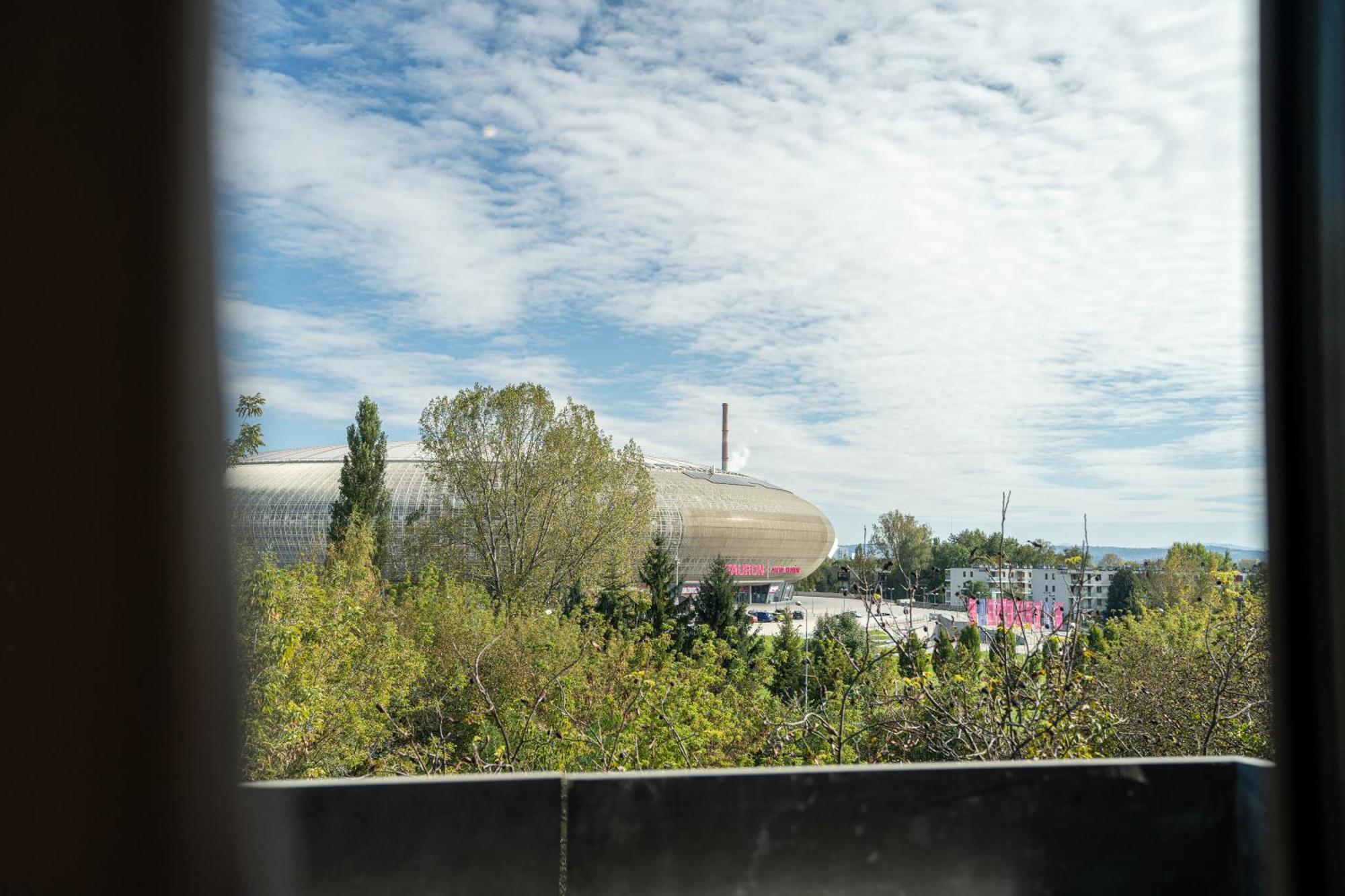 K&m Near Tauron Arena Kraków